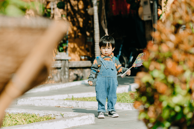 Photo of young child in focus to illustrate adjusting your aperture.