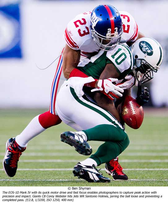 Giants CB Corey Webster hits Jets WR Santonio Holmes